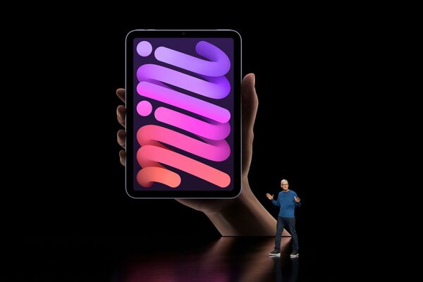 Тим Кук представляет новый iPad mini во время презентации в Купертино Тим Кук представляет новый iPad mini во время презентации в Купертино - Sputnik Латвия
