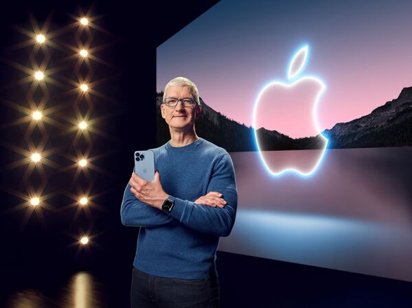 Тим Кук держит iPhone 13 Pro Max и надел Apple Watch Series 7 во время презентации в Купертино Тим Кук держит iPhone 13 Pro Max и надел Apple Watch Series 7 во время презентации в Купертино - Sputnik Латвия