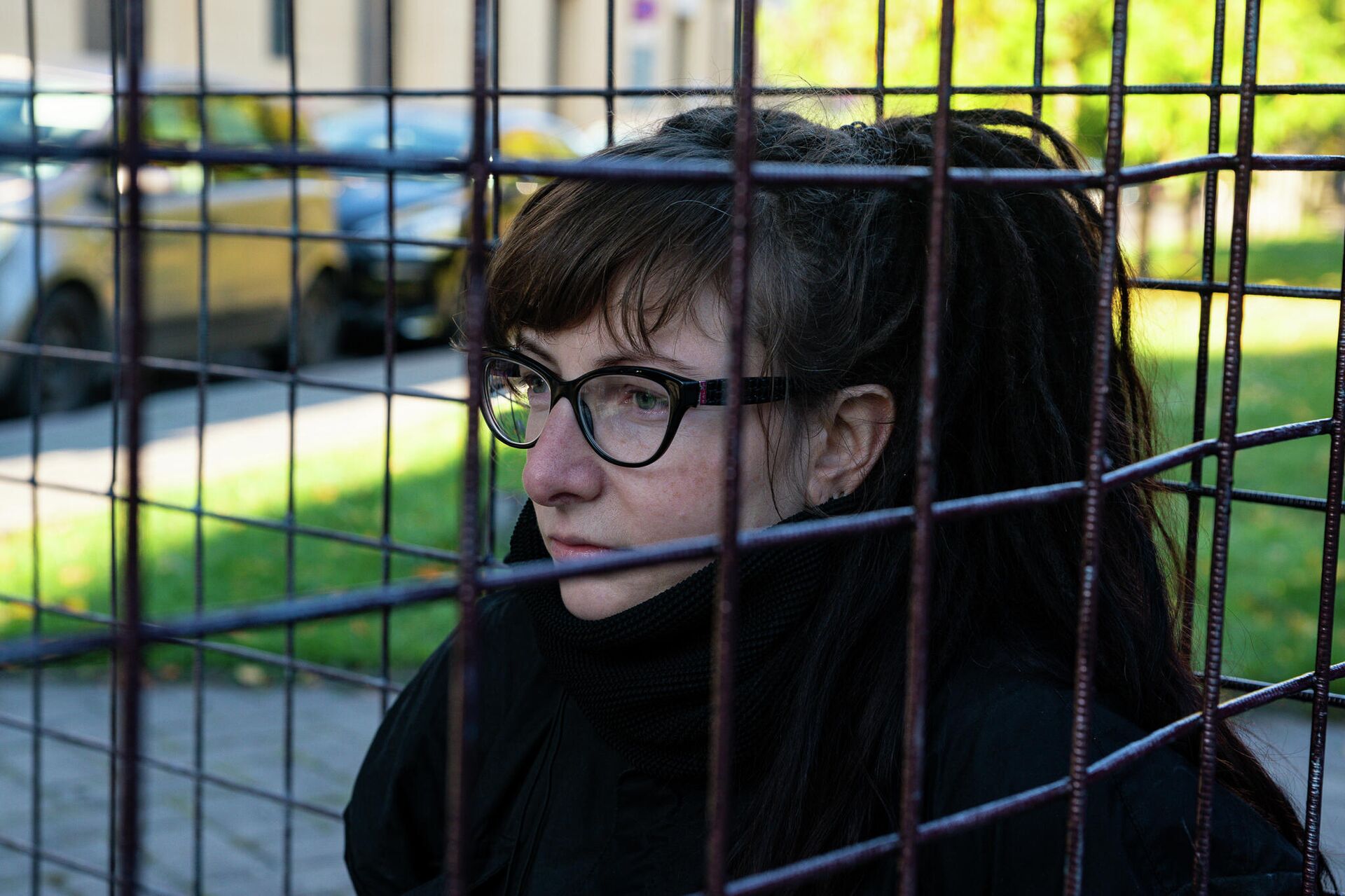 Пикет защитников животных у Сейма. Волонтер Валерия сидит в клетке, протестуя против пушного звероводства в Латвии Пикет защитников животных у Сейма. Волонтер Валерия сидит в клетке, протестуя против пушного звероводства в Латвии - Sputnik Латвия, 1920, 16.09.2021