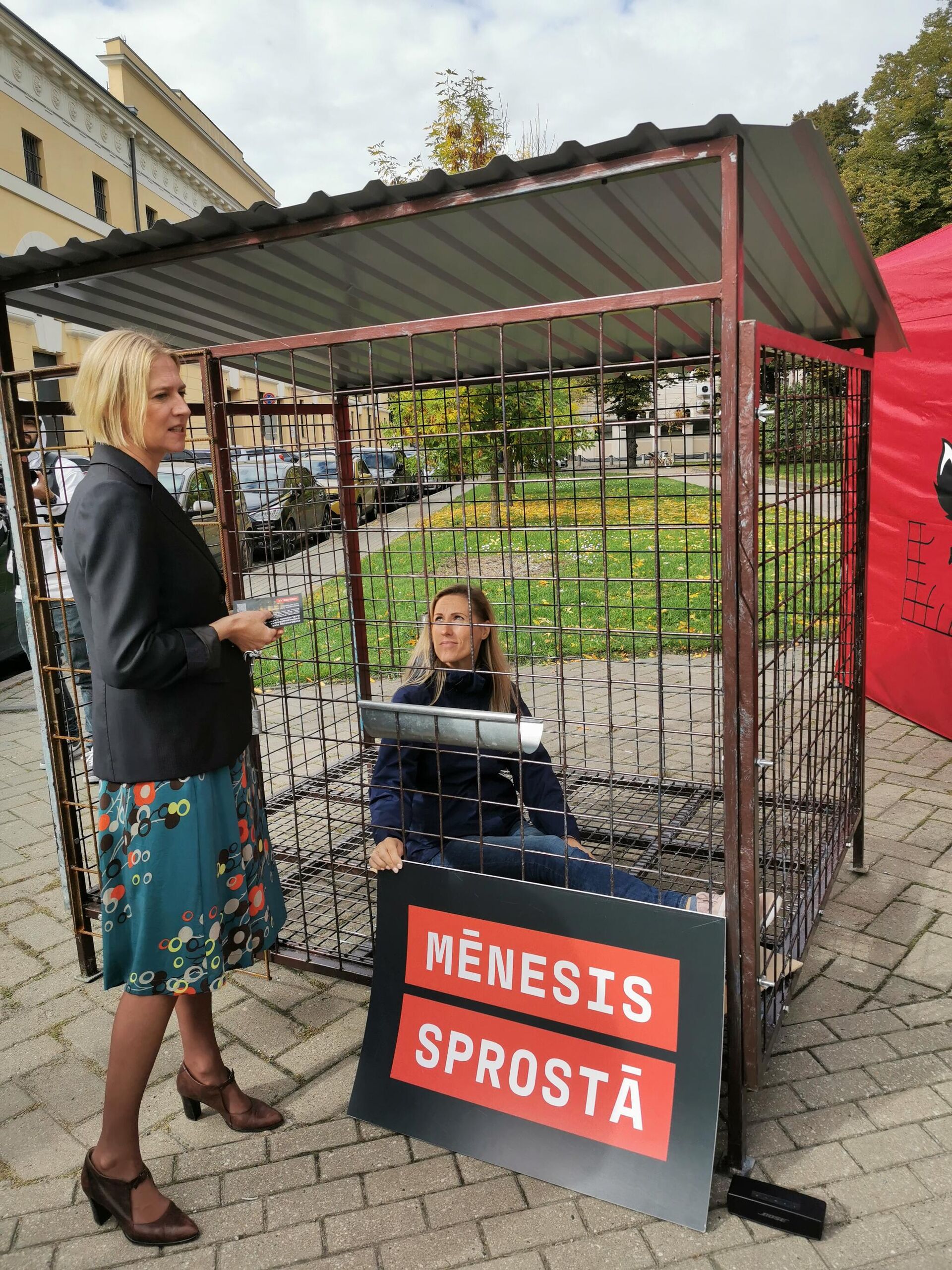 Депутат парламента от партии Сейма Развитие/За! Криста Баумане и девушка Майя в клетке Депутат парламента от партии Сейма Развитие/За! Криста Баумане и девушка Майя в клетке - Sputnik Латвия, 1920, 16.09.2021