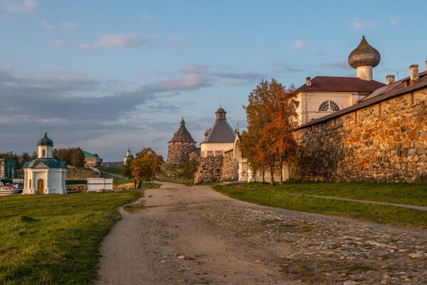 Rudens sezona Solovkos ir ļoti īpašs laiks, kad ciemiņi var pabūt vietatnē ar pieminekļiem, ar dabu, vai apciemot vietējo Botānisko dārzu, kur redzamas ziemeļiem nepavisam neraksturīgas kultūras Rudens sezona Solovkos ir ļoti īpašs laiks, kad ciemiņi var pabūt vietatnē ar pieminekļiem, ar dabu, vai apciemot vietējo Botānisko dārzu, kur redzamas ziemeļiem nepavisam neraksturīgas kultūras - Sputnik Latvija
