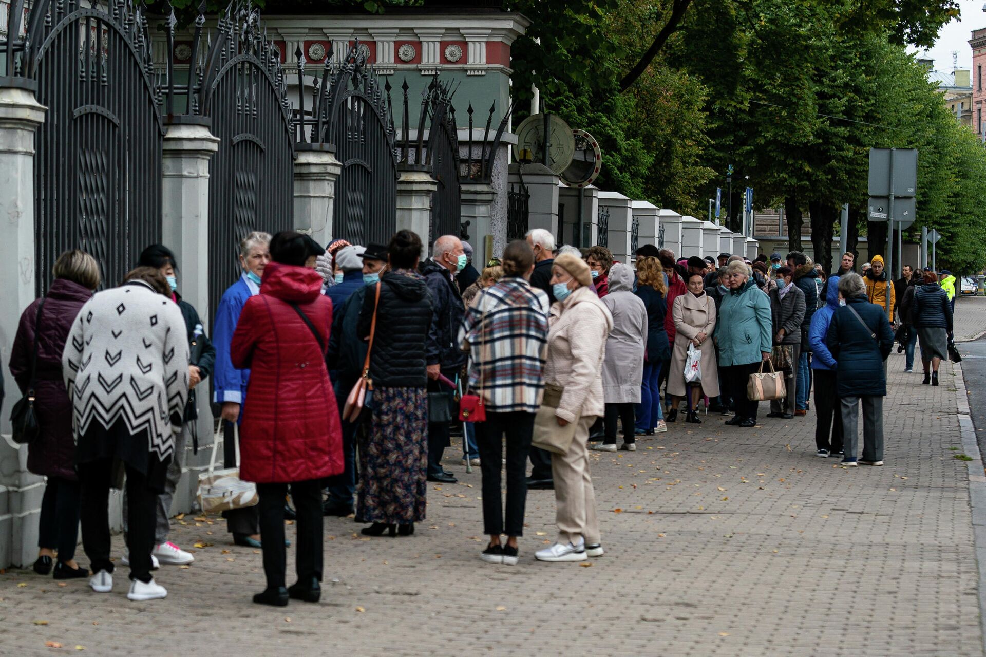 В консульском отделе посольства России в Латвии открылся участок № 8180 для голосования на выборах депутатов Государственной Думы Федерального Собрания Российской Федерации восьмого созыва В консульском отделе посольства России в Латвии открылся участок № 8180 для голосования на выборах депутатов Государственной Думы Федерального Собрания Российской Федерации восьмого созыва - Sputnik Латвия, 1920, 18.09.2021