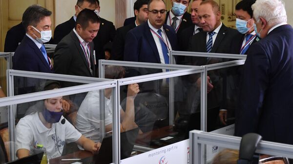 Работа ситуационного центра по наблюдению за выборами в Общественной палате РФ - Sputnik Латвия
