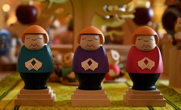 Uzņēmuma &quot; Seiffener Volkskunst&quot; saražotās Angelas Merkeles koka miniatūras. - Sputnik Latvija