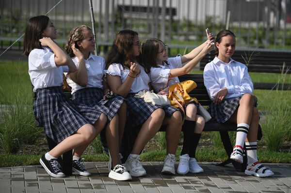 Skolnieces pirms Zinību dienai veltītās svinīgās līnijas jaunajā izglītības kompleksā federālajā teritorijā "Sīriuss" Sočos Skolnieces pirms Zinību dienai veltītās svinīgās līnijas jaunajā izglītības kompleksā federālajā teritorijā "Sīriuss" Sočos - Sputnik Latvija
