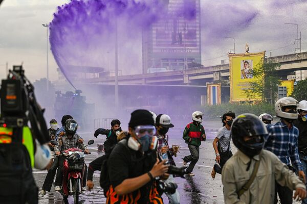Pret valdību vērstas demonstrācijas izkliedēšana Bangkokā ar ūdensmetējiem Pret valdību vērstas demonstrācijas izkliedēšana Bangkokā ar ūdensmetējiem - Sputnik Latvija