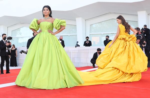 Bloga "Woman of the World" dibinātāja Farhana Bodi un itāļu modele Bjanka Balti Venēcijas kinofestivālā Bloga "Woman of the World" dibinātāja Farhana Bodi un itāļu modele Bjanka Balti Venēcijas kinofestivālā - Sputnik Latvija