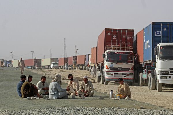 Autovadītāji līdzās konteineru vilcējiem Čamanas pilsētā pie Pakistānas robežas gaida iespēju iebraukt Afganistānā Autovadītāji līdzās konteineru vilcējiem Čamanas pilsētā pie Pakistānas robežas gaida iespēju iebraukt Afganistānā - Sputnik Latvija