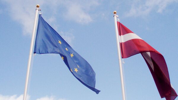 Флаги ЕС и Латвии - Sputnik Латвия