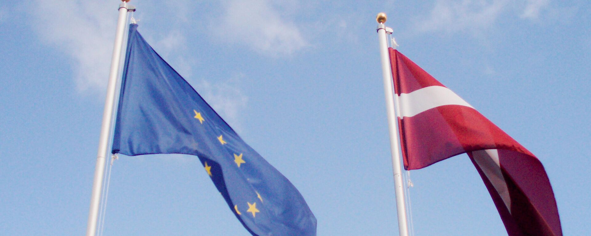Флаги ЕС и Латвии - Sputnik Латвия, 1920, 03.12.2021