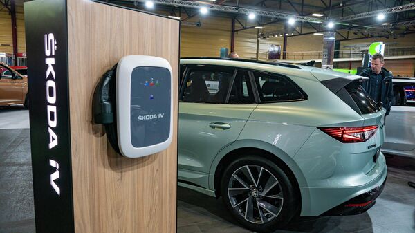 Автопроизводитель Skoda не отстает от конкурентов и выпустила несколько моделей электромобилей - Sputnik Латвия