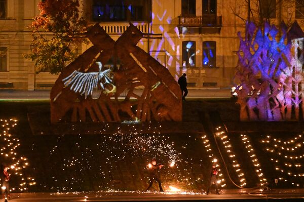 На фото: фрагмент огненного шоу на берегу реки Нерис. На фото: фрагмент огненного шоу на берегу реки Нерис. - Sputnik Латвия