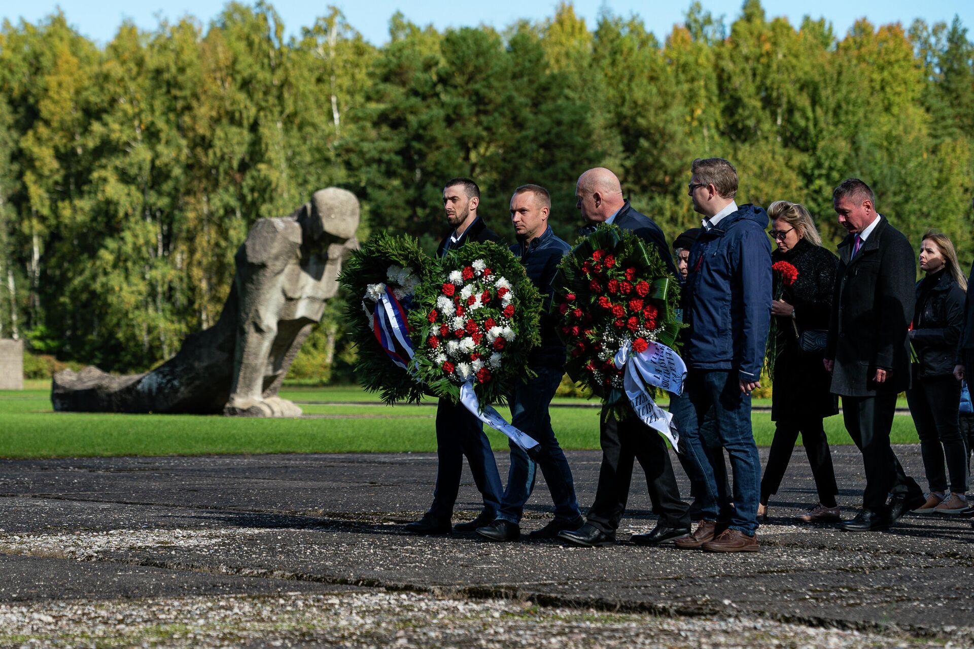 У Саласпилсского мемориала прошла памятная акция в 77-ю годовщину освобождения лагеря У Саласпилсского мемориала прошла памятная акция в 77-ю годовщину освобождения лагеря - Sputnik Латвия, 1920, 27.09.2021