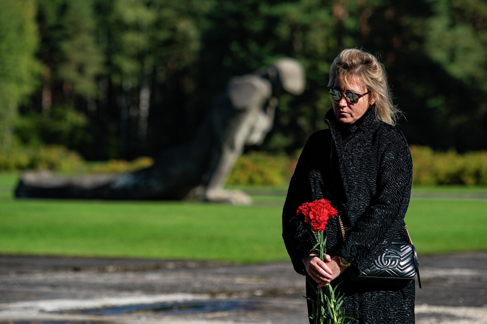У Саласпилсского мемориала прошла памятная акция в 77-ю годовщину освобождения лагеря У Саласпилсского мемориала прошла памятная акция в 77-ю годовщину освобождения лагеря - Sputnik Латвия, 1920, 27.09.2021