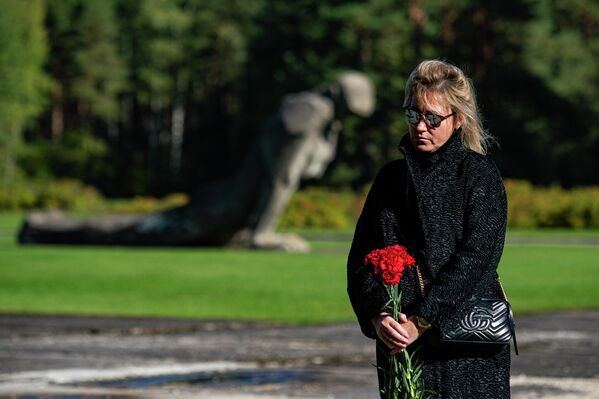 У Саласпилсского мемориала прошла памятная акция в 77-ю годовщину освобождения лагеря У Саласпилсского мемориала прошла памятная акция в 77-ю годовщину освобождения лагеря - Sputnik Латвия