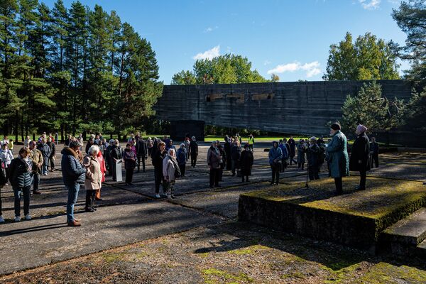 У Саласпилсского мемориала прошла памятная акция в 77-ю годовщину освобождения лагеря У Саласпилсского мемориала прошла памятная акция в 77-ю годовщину освобождения лагеря - Sputnik Латвия