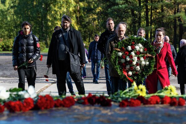 Представители Русского союза Латвии во время церемонии возложения цветов к Мемориалу Саласпилса Представители Русского союза Латвии во время церемонии возложения цветов к Мемориалу Саласпилса - Sputnik Латвия