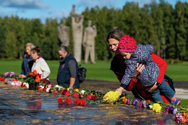 У Саласпилсского мемориала прошла памятная акция в 77-ю годовщину освобождения лагеря У Саласпилсского мемориала прошла памятная акция в 77-ю годовщину освобождения лагеря - Sputnik Латвия