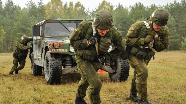 Литовские военные во время учений на полигоне Графенвер, Германия, 20 октября 2015 года - Sputnik Латвия