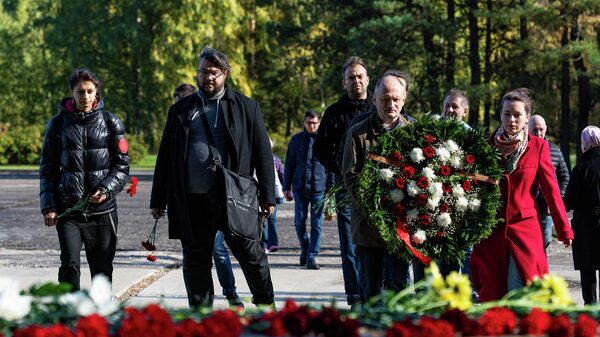 У Саласпилского мемориала прошла памятная акция в 77-ю годовщину освобождения лагеря - Sputnik Latvija
