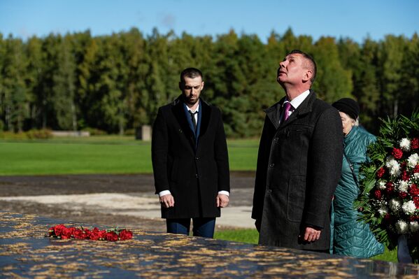 Krievijas pagaidu pilnvarotais lietvedis Vadims Vasiļjevs piedalījās vainagu un ziedu nolikšanas ceremonijā Salaspils memoriālā Krievijas pagaidu pilnvarotais lietvedis Vadims Vasiļjevs piedalījās vainagu un ziedu nolikšanas ceremonijā Salaspils memoriālā - Sputnik Latvija