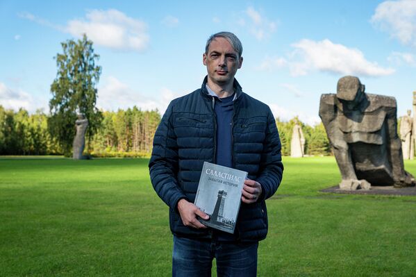 Latvijas vēsturnieks Vlads Bogovs ar savu jauno grāmatu "Salaspils - aizmirstais stāsts" Latvijas vēsturnieks Vlads Bogovs ar savu jauno grāmatu "Salaspils - aizmirstais stāsts" - Sputnik Latvija
