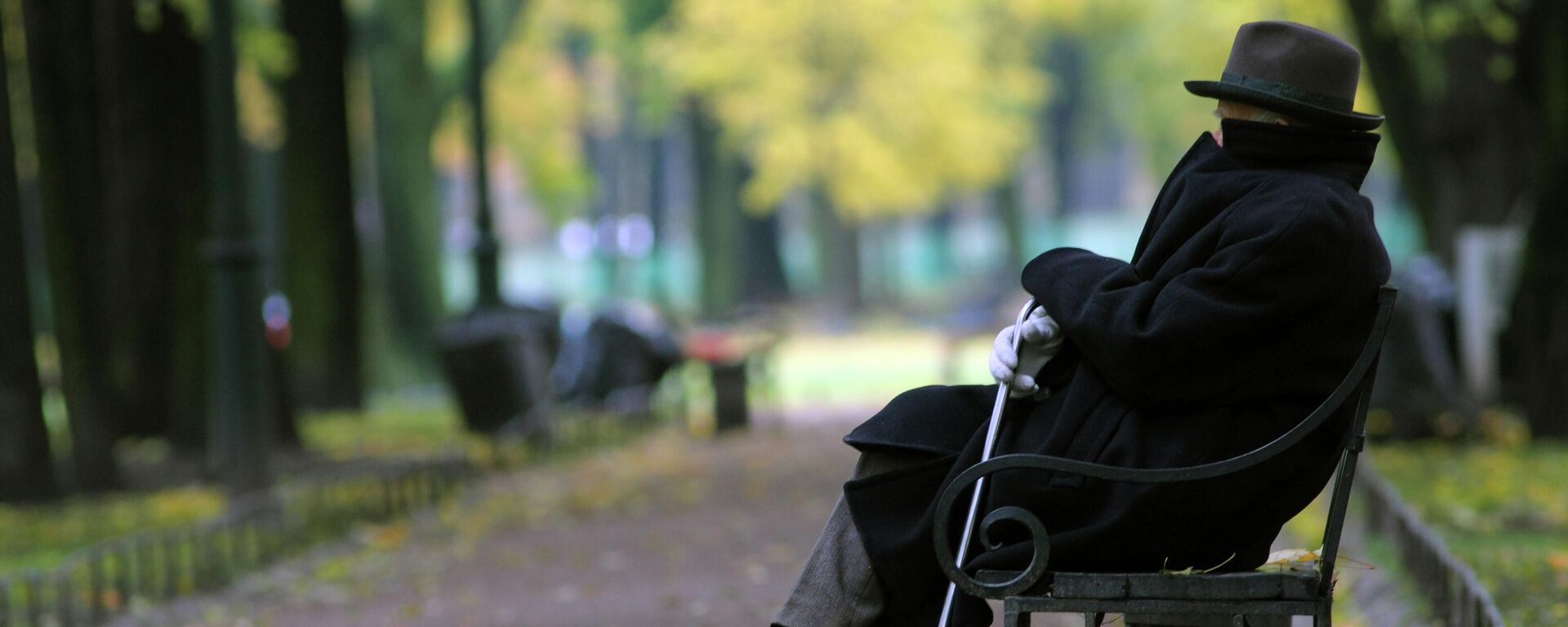 Пожилой мужчина на скамейке в парке - Sputnik Латвия, 1920, 29.09.2021