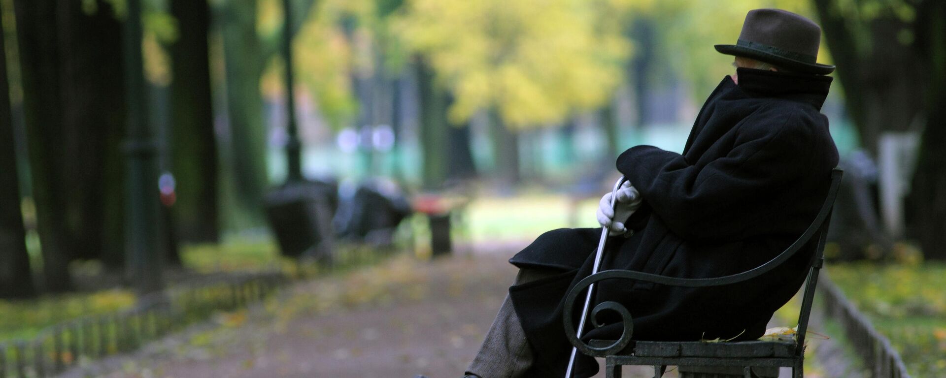 Пожилой мужчина на скамейке в парке - Sputnik Латвия, 1920, 25.05.2023