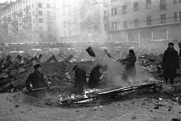 Москвичи строят противотанковые укрепления, 1941 год Москвичи строят противотанковые укрепления, 1941 год - Sputnik Латвия
