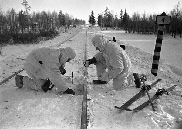 Советские бойцы минируют железнодорожные пути под Москвой, 1941 год Советские бойцы минируют железнодорожные пути под Москвой, 1941 год - Sputnik Латвия
