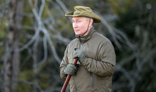 Pēc lietišķās vizītes Primorjē un Amūras apgabalā Vladimirs Putins uz dažām dienām apstājās Sibīrijā, kur pavadīja īsu atvaļinājumu. 2021. gada septembris Pēc lietišķās vizītes Primorjē un Amūras apgabalā Vladimirs Putins uz dažām dienām apstājās Sibīrijā, kur pavadīja īsu atvaļinājumu. 2021. gada septembris - Sputnik Latvija