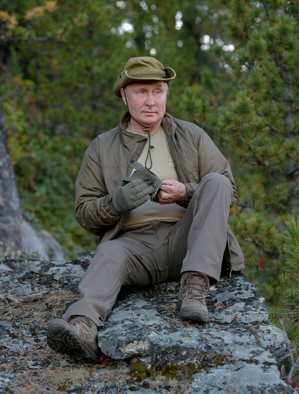 Šoigu novērtēja Putina telti: "Solīdi!". Putins atbildei pajokoja: ja kārtīgi strādāt, arī miteklis būs labāks Šoigu novērtēja Putina telti: "Solīdi!". Putins atbildei pajokoja: ja kārtīgi strādāt, arī miteklis būs labāks - Sputnik Latvija