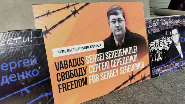 Плакат в поддержку правозащитника Сергея Середенко - Sputnik Латвия