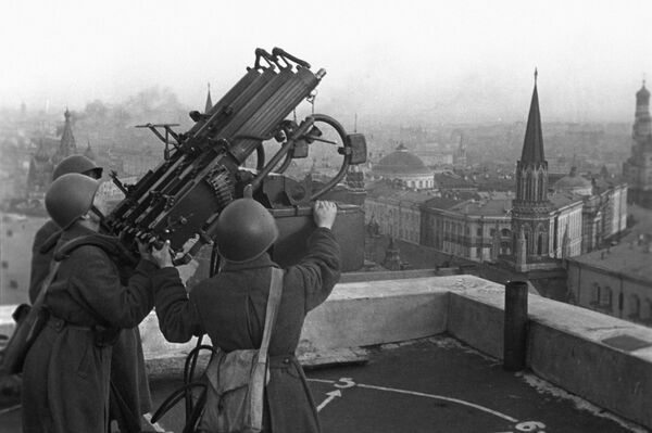 Padomju zenītartilēristi uz viesnīcas "Maskava" jumts. 1941.-1945. gada Lielais Tēvijas karš Padomju zenītartilēristi uz viesnīcas "Maskava" jumts. 1941.-1945. gada Lielais Tēvijas karš - Sputnik Latvija