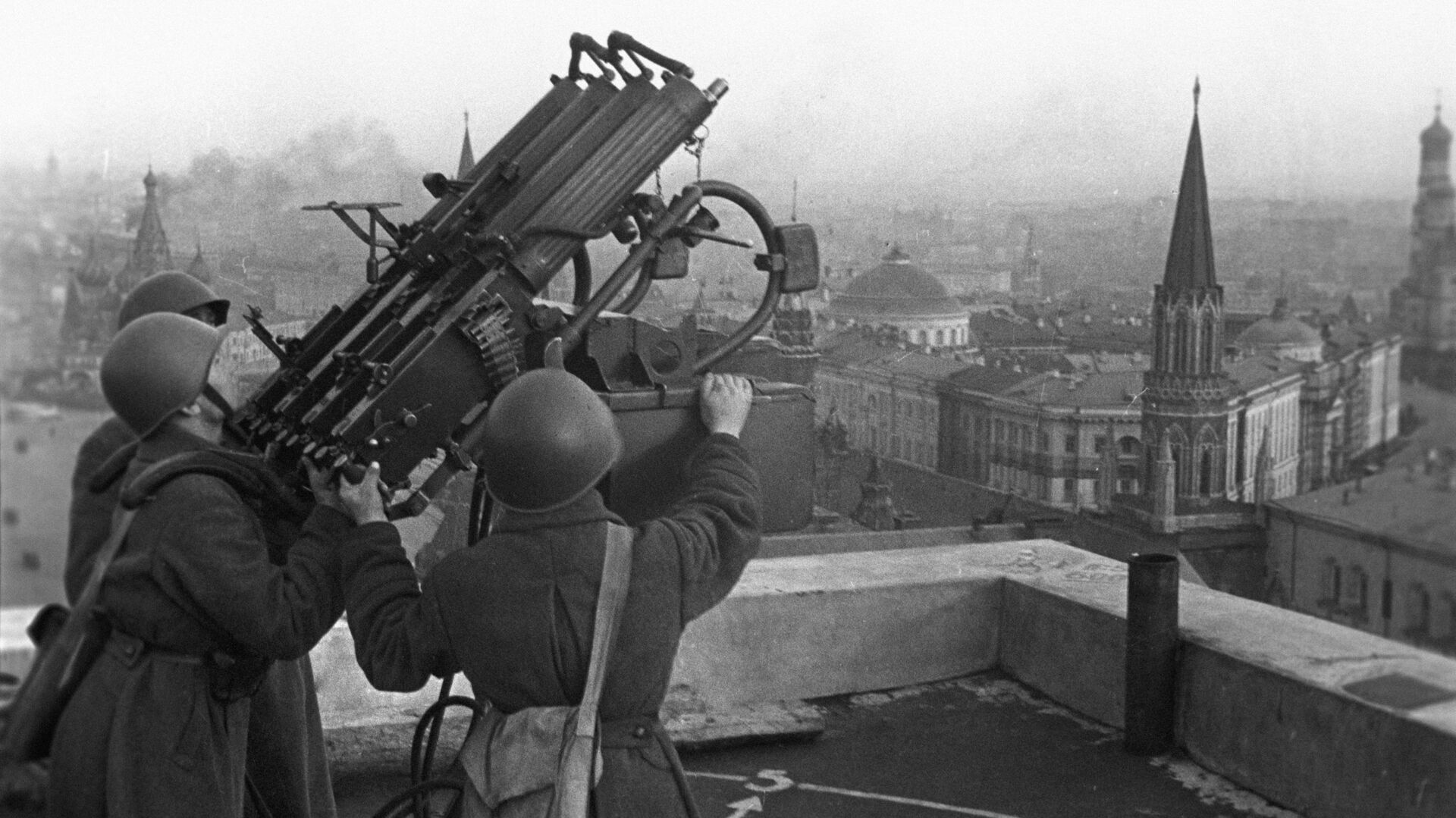 Советские зенитчики на крыше гостиницы Москва, 1941 год - Sputnik Латвия, 1920, 05.12.2021