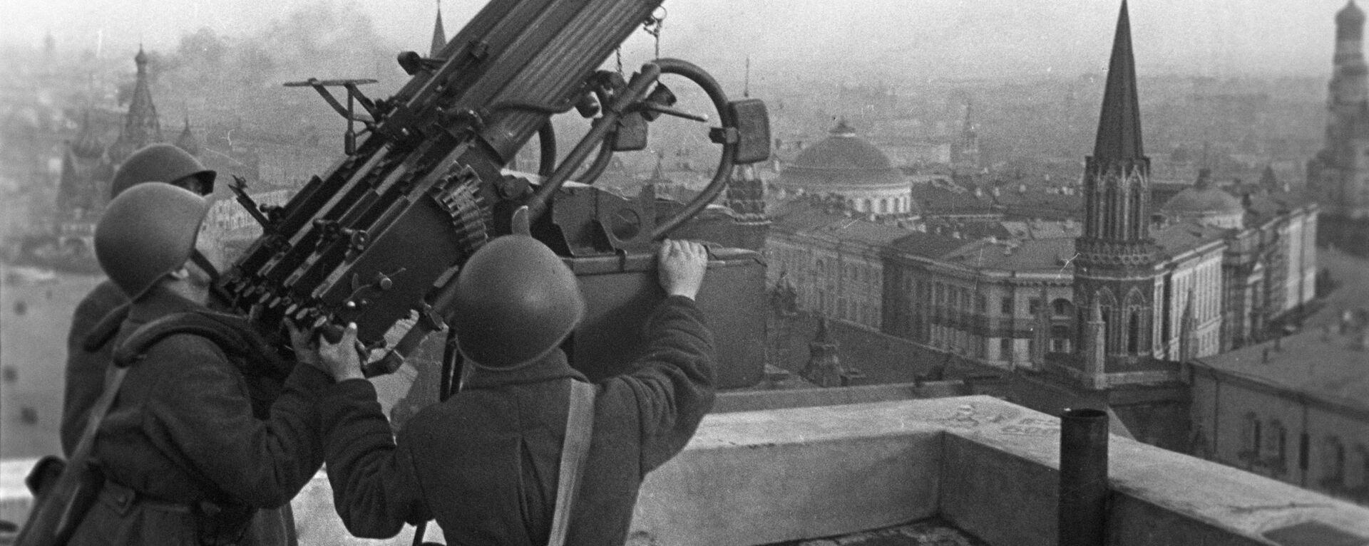 Советские зенитчики на крыше гостиницы Москва, 1941 год - Sputnik Latvija, 1920, 01.10.2021