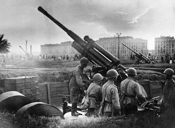 1941.-1945. gada Lielais Tēvijas karš. Maskavas aizsardzība. Zenītartilērijas vienība pie Gorkija Kultūras un atpūtas parka 1941.-1945. gada Lielais Tēvijas karš. Maskavas aizsardzība. Zenītartilērijas vienība pie Gorkija Kultūras un atpūtas parka - Sputnik Latvija