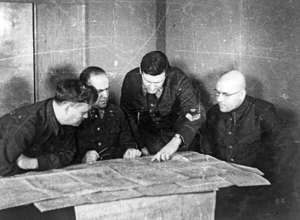 Rietumu frontes štābs, Maskavas aizsardzība, 1941. gada. No kreisās uz labo: Nikolajs Bulgaņins, Georgijs Žukovs, Vasilijs Sokolovskis, Ivans Hohlovs Rietumu frontes štābs, Maskavas aizsardzība, 1941. gada. No kreisās uz labo: Nikolajs Bulgaņins, Georgijs Žukovs, Vasilijs Sokolovskis, Ivans Hohlovs - Sputnik Latvija