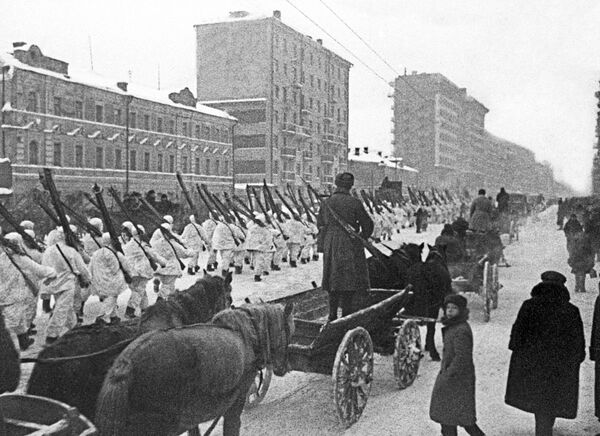 1941.-1945. gada Lielais Tēvijas karš. Sarkanās armijas karavīri pēc parādes Sarkanajā laukumā 1941. gada 7. novembrī dodas uz fronti. Maršē Sibīrijas divīzija. Kadrs no dokumentālās filmas "Maskavieši 1941. gadā" 1941.-1945. gada Lielais Tēvijas karš. Sarkanās armijas karavīri pēc parādes Sarkanajā laukumā 1941. gada 7. novembrī dodas uz fronti. Maršē Sibīrijas divīzija. Kadrs no dokumentālās filmas "Maskavieši 1941. gadā" - Sputnik Latvija