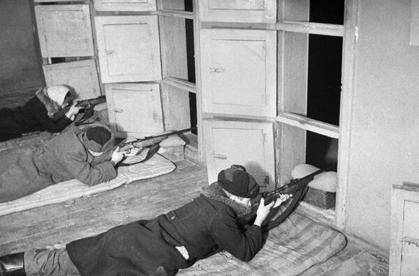 Maskavas aizsardzība. Maskavas zemessargu vispārējās militārās apmācības. 1941. gada oktobris-decembris Maskavas aizsardzība. Maskavas zemessargu vispārējās militārās apmācības. 1941. gada oktobris-decembris - Sputnik Latvija
