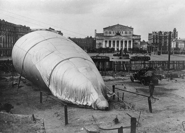 1941.-1945. gada Lielais Tēvijas karš. Pretgaisa aizsardzības aerostats Revolūcijas laukumā Maskavā iepretim PSRS Lielajam teātrim. 1941. gads 1941.-1945. gada Lielais Tēvijas karš. Pretgaisa aizsardzības aerostats Revolūcijas laukumā Maskavā iepretim PSRS Lielajam teātrim. 1941. gads - Sputnik Latvija