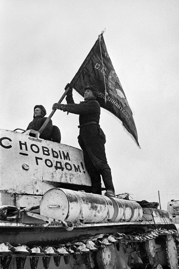 Tankists stiprina vienības karogu uz tanka. Tankisti dodas uz fronti. Maskavas aizsardzība. 1941. gada 31. decembris Tankists stiprina vienības karogu uz tanka. Tankisti dodas uz fronti. Maskavas aizsardzība. 1941. gada 31. decembris - Sputnik Latvija