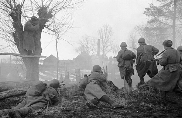 1941.-1945. gada Lielais Tēvijas karš. Cīņa pie Maskavas. Rietumu frontes grupējumi cīnās Juhnovas pilsētas rajonā 1941.-1945. gada Lielais Tēvijas karš. Cīņa pie Maskavas. Rietumu frontes grupējumi cīnās Juhnovas pilsētas rajonā - Sputnik Latvija
