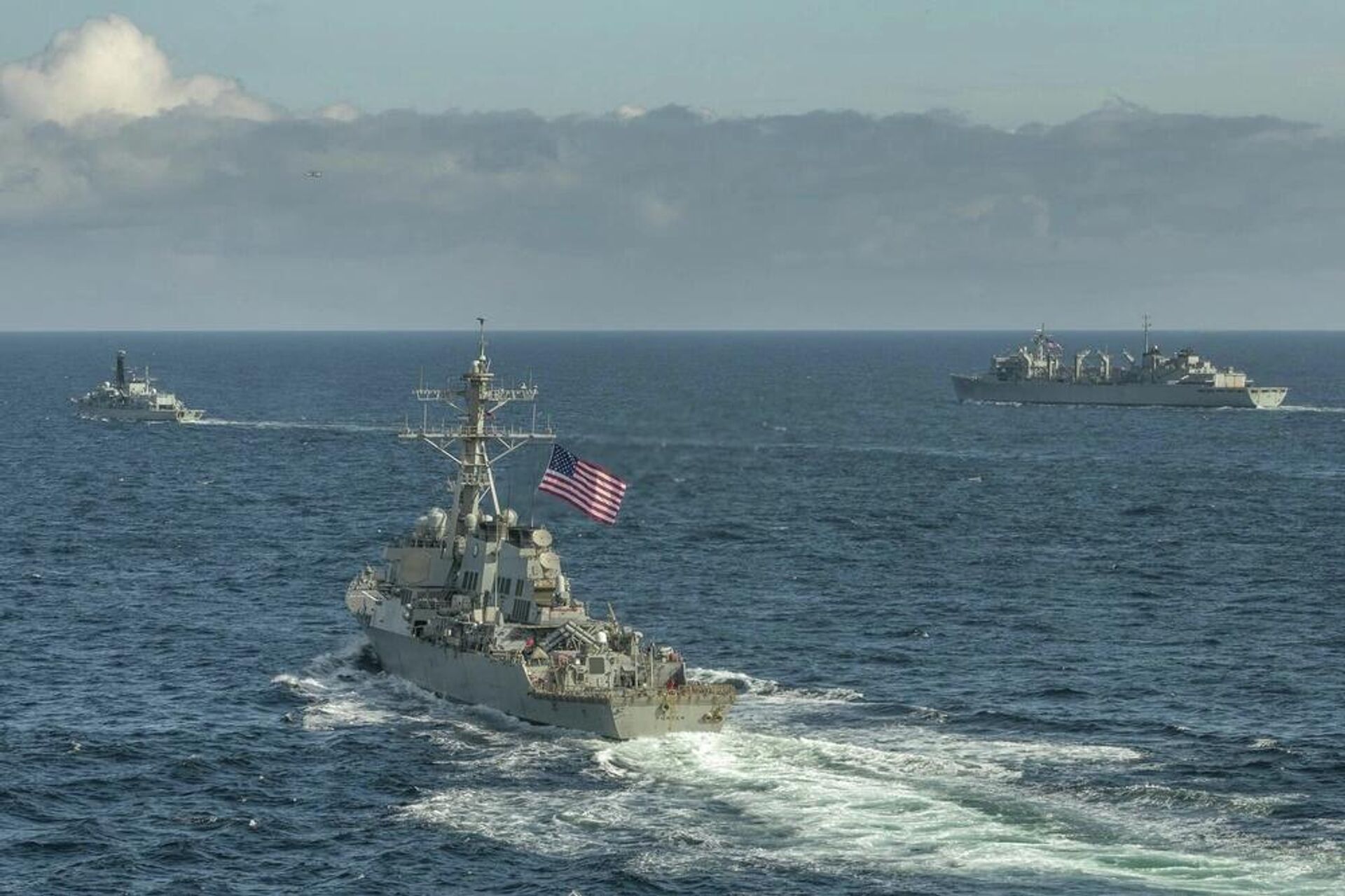 Эсминец ВМС США Портер, корабль поддержки USNS Supply и британский фрегат Кент во время учений в Баренцевом море. 5 мая 2020 Эсминец ВМС США Портер, корабль поддержки USNS Supply и британский фрегат Кент во время учений в Баренцевом море. 5 мая 2020 - Sputnik Latvija, 1920, 07.10.2021