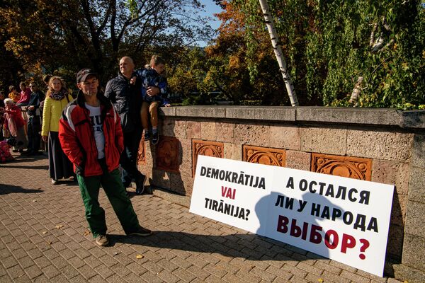 Vīrieši ar plakātiem protesta akcijā Vīrieši ar plakātiem protesta akcijā - Sputnik Latvija