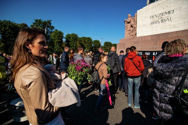 Sieviete ar zīdaini protesta akcijā pie Brīvības pieminekļa Sieviete ar zīdaini protesta akcijā pie Brīvības pieminekļa - Sputnik Latvija