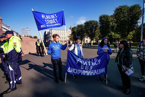 Latvijas augstskolu studenti protestē pret aizlieguma nevakcinētājiem turpināt studijas klātienē Latvijas augstskolu studenti protestē pret aizlieguma nevakcinētājiem turpināt studijas klātienē - Sputnik Latvija
