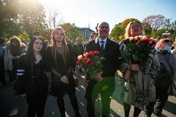 Cilvēki pulcējās protesta akcijā pret ministru prezidenta Krišjāņa Kariņa valdības Covid-19 izplatību ierobežojošiem pasākumiem Cilvēki pulcējās protesta akcijā pret ministru prezidenta Krišjāņa Kariņa valdības Covid-19 izplatību ierobežojošiem pasākumiem - Sputnik Latvija