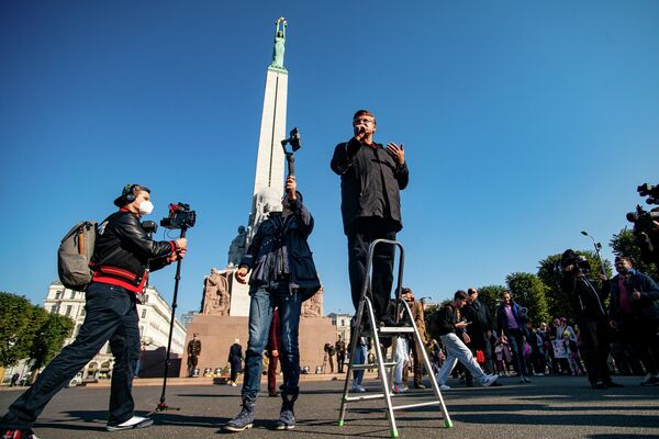 Latvijas opozīcijas politiķis Ainārs Šlesers uzrunā klātesošos Latvijas opozīcijas politiķis Ainārs Šlesers uzrunā klātesošos - Sputnik Latvija