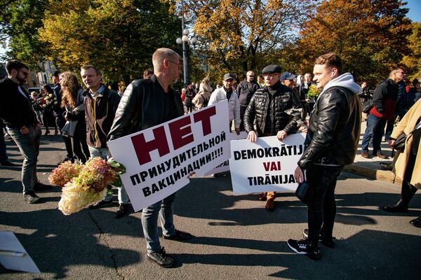 Vīrieši ar plakātiem protesta akcijā Vīrieši ar plakātiem protesta akcijā - Sputnik Latvija